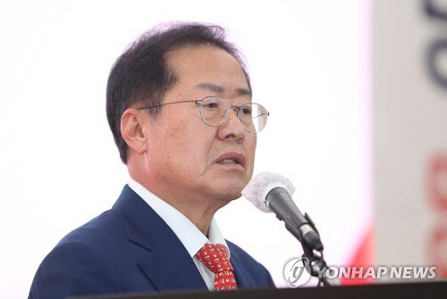 홍준표 대구시장이 30일 오후 대구 북구 엑스코에서 열린 국민의힘 대구시당 당원 교육에서 특강을 하고 있다.  연합뉴스
